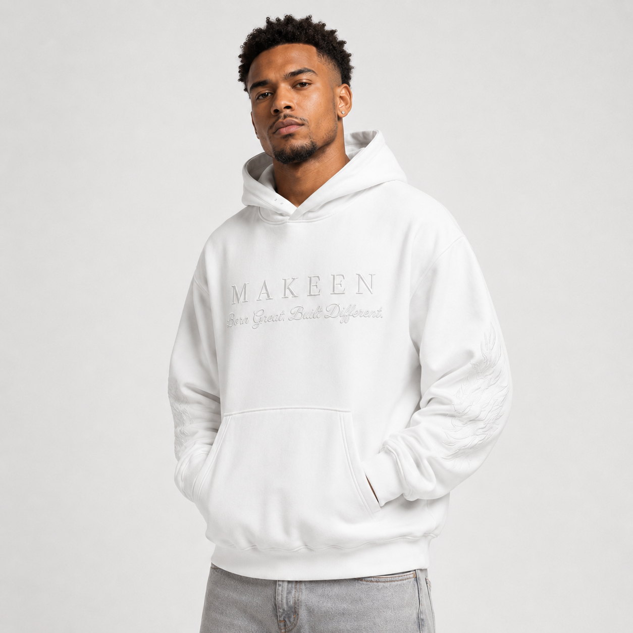 MAKEEN Signature Hoodie in Weiß – seitliche Vorderansicht