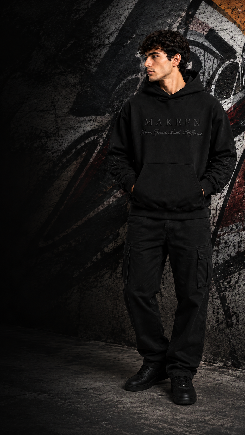 Model in einem schwarzen MAKEEN Hoodie