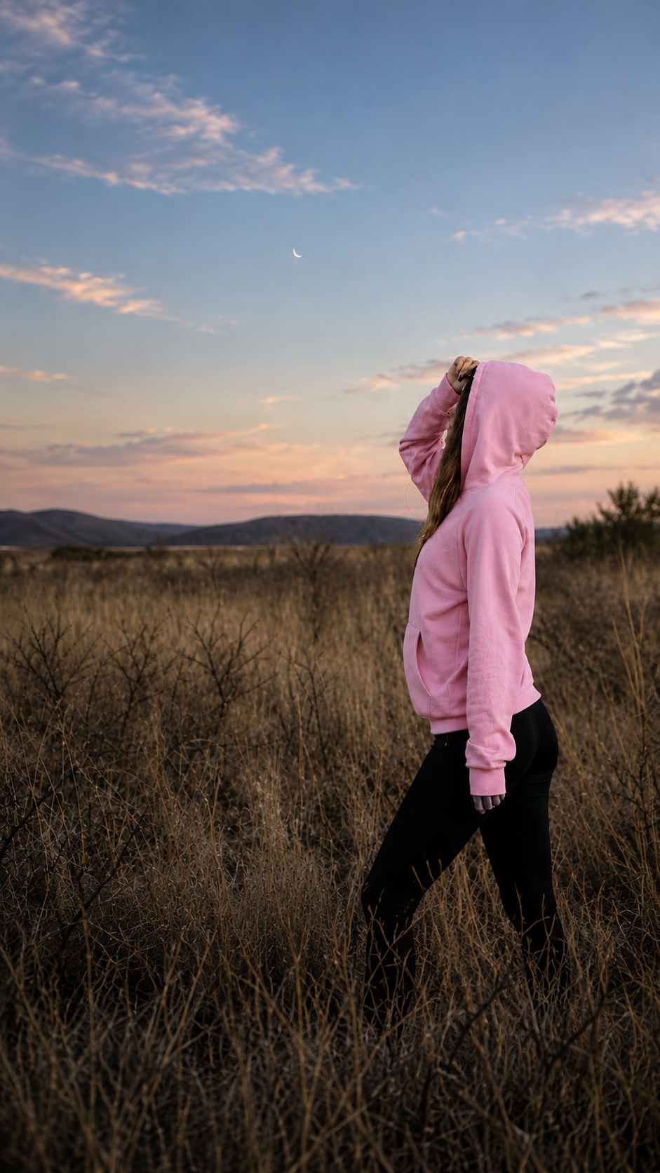 Model in einem pinken MAKEEN Hoodie