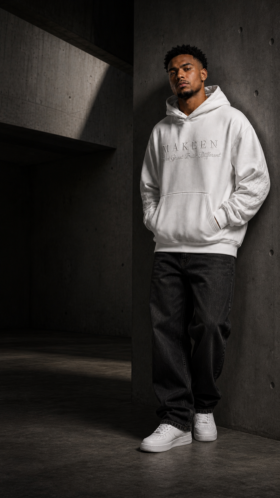 Model in einem weißen MAKEEN Hoodie